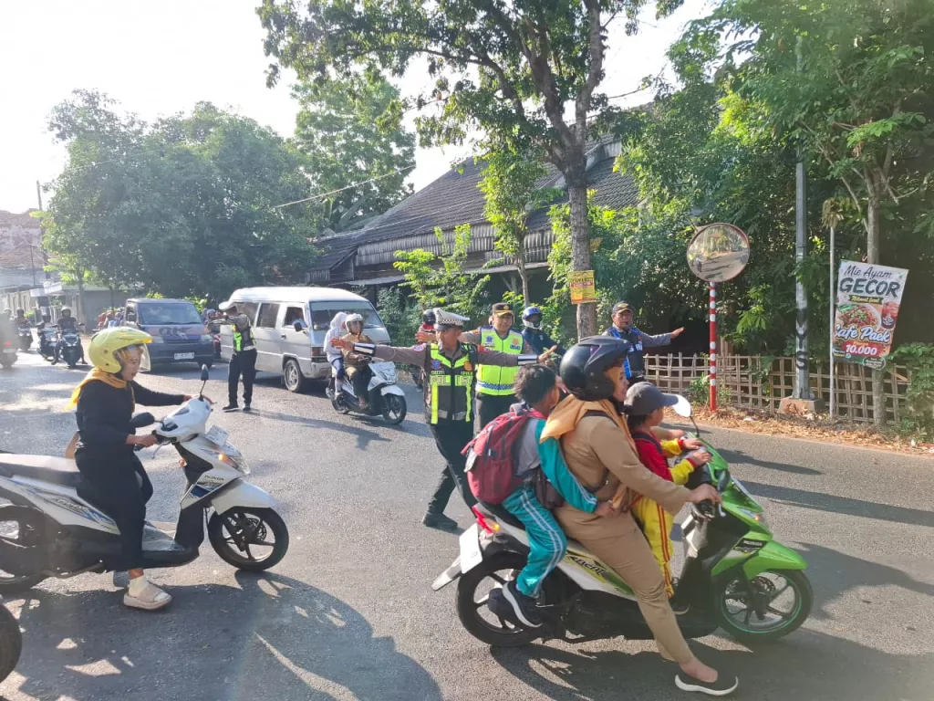 Kapolres Pamekasan Turun ke Jalan, Atur Lalu Lintas Pagi di Simpang Bonorogo